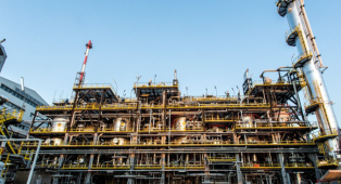 Saipem firma con Eni il contratto da 700 milioni per la bioraffineria di Priolo: 500mila tonnellate l'anno di carburante entro il 2028