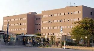 Scontro al carcere di Cavadonna a Siracusa: una decina di feriti, un detenuto in ospedale per coltellata e due agenti colpiti da malore