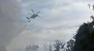 Paura all'Arenella: vasto incendio alimentato dal vento, famiglia evacuata