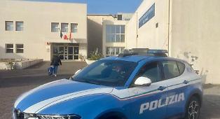 Furti nelle scuole, blitz della Polizia al liceo Einaudi: fermato un 28enne