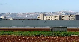 Guerriglia dentro il carcere di Siracusa: detenuti &ldquo;Rambo&rdquo; sul tetto, dieci agenti feriti