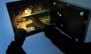 Colpo grosso in un'agenzia assicurativa: i ladri portano via 15.000 euro in contati, gioielli e carnet d'assegni