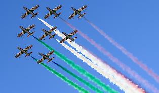 Acrobazie aeree a Noto: Frecce Tricolori volano sopra Lido e centro storico