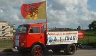 Caro energia, si fermano gli autotrasportatori siciliani: &laquo;Da oggi e per 5 giorni non riforniamo i supermercati&raquo;