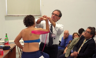 Rosario Bellia, un fisioterapista siracusano in India a fare formazione