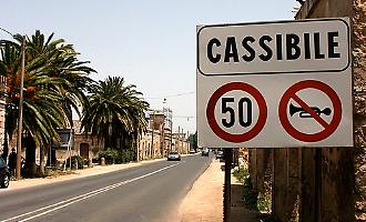 Sparano da un'auto su un uomo a piedi, lui prova a rispondere al fuoco: tre arresti a Siracusa