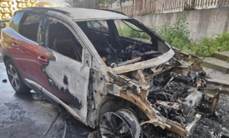 Lentini sotto choc: incendio distrugge l&rsquo;auto del marito di una consigliera di Forza Italia, la politica nel mirino