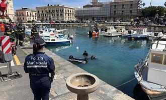 Sbaglia manovra e con l'auto finisce in acqua dentro il porto: madre e figlia salvate a Siracusa