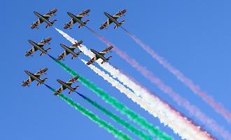 Acrobazie aeree a Noto: Frecce Tricolori volano sopra Lido e centro storico