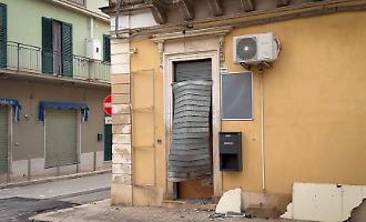 L'ordigno esploso davanti a un negozio: in due ai domiciliari per danneggiamento aggravato ed estorsione