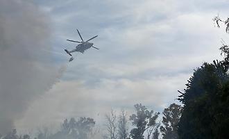 Paura all'Arenella: vasto incendio alimentato dal vento, famiglia evacuata