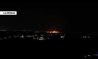 Vento e caldo accendono l&rsquo;estate degli incendi: in fiamme le colline di Avola 
