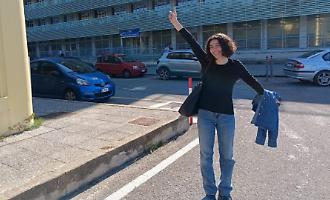 Il dono di Eva: a 19 anni taglia i suoi preziosi ricci per restituire coraggio a chi affronta il cancro