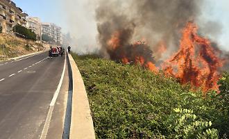Vasto incendio a Melilli, fiamme vicino all'universit&agrave;: al lavoro cinque squadre dei Vigili del fuoco
