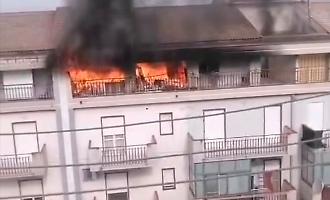 Appartamento in fiamme in un palazzo di tre piani, residenti in strada per la paura