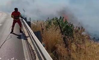 Le fiamme arrivano a ridosso delle abitazioni, pomeriggio di paura nella contrada Conventazzo