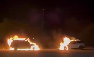 A fuoco le due auto dell'uomo arrestato perch&eacute; accusato di avere picchiato il meccanico di Rosolini