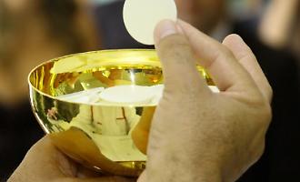 Comunione negata all&rsquo;anziano disabile, poi il dietrofront