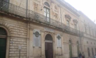 Rissa dentro l'Ufficio Turismo del Comune tra un consigliere un dipendente