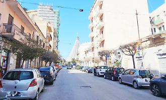 "Brutta, sporca e invivibile": viaggio nell'incubo di Corso Timoleonte