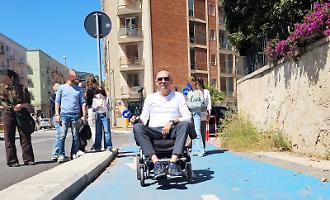 Viale Teocrito ostacolo dei disabili; &laquo;Portate la Giunta qui in carrozzina&raquo;
