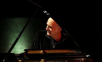 Il pianista e compositore Ludovico Einaudi torner&agrave; presto al teatro Greco, ecco l'anticipazione di cosa accadr&agrave;