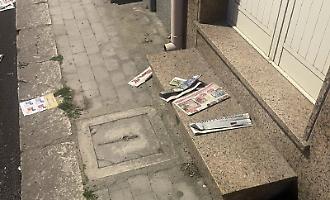 Basta carta per strada: scatta il divieto di volantinaggio