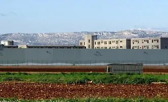 Guerriglia dentro il carcere di Siracusa: detenuti &ldquo;Rambo&rdquo; sul tetto, dieci agenti feriti
