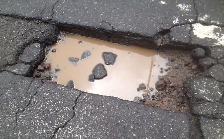 Strade a rischio trappola: le &ldquo;buche killer&rdquo; della provincia e l&rsquo;allarme dopo l&rsquo;incidente a Pachino