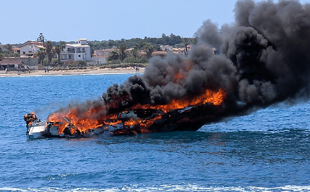 Imbarcazione in fiamme al largo di Noto: paura per due diportisti di Avola