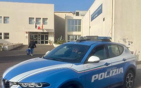Furti nelle scuole, blitz della Polizia al liceo Einaudi: fermato un 28enne