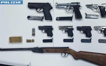 Scoperto mini arsenale: sette pistole sequestrate a un 20enne
