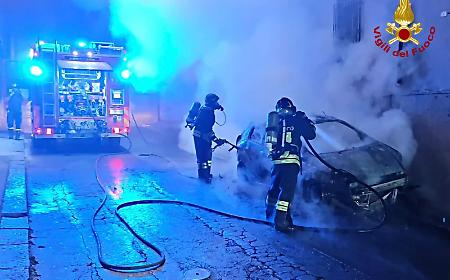 Notte di fumo e fiamme a Lentini, auto a Gpl prende fuoco
