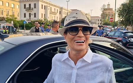 &laquo;Io vedo solo tanti colori&raquo;: l'energia e i sorrisi di Heather Parisi illuminano il Pride di Siracusa 