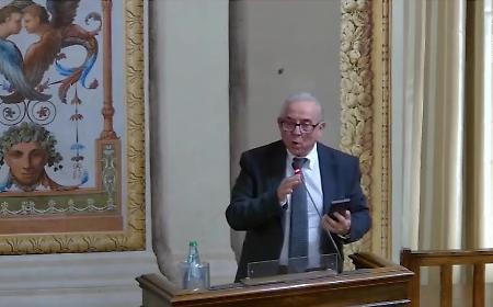 &laquo;Scuole al gelo, i nostri figli trattati peggio degli animali. Le stalle sono climatizzate, le aule no&raquo;. L'appassionato intervento del deputato all'Ars