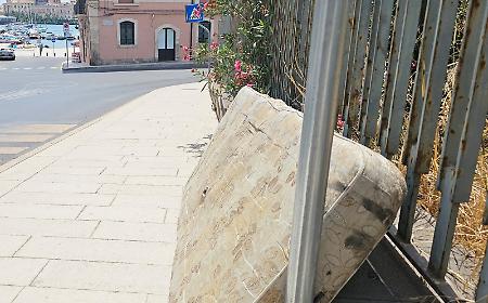 Lo Sbarcadero rinasce, il degrado resta: materasso abbandonato sul marciapiede