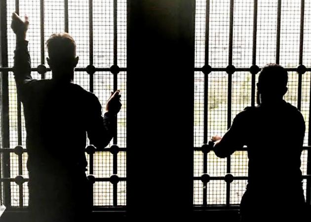 Rivolta a Cavadonna: trenta detenuti occupano il blocco con le chiavi sottratte, agente ferito