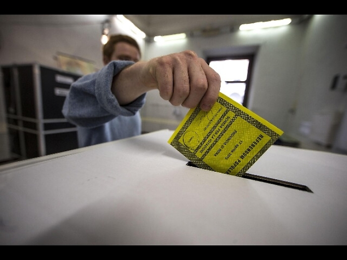 Urne aperte in Campania, Puglia e Veneto: si vota fino alle 15 per eleggere i presidenti 