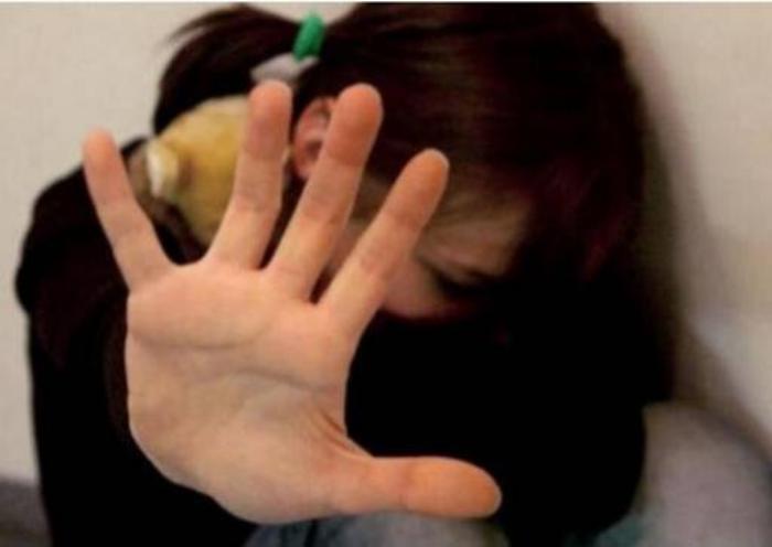 Violenza al figlio finisce sui social: bimbo e sorelle a casa dei nonni materni 