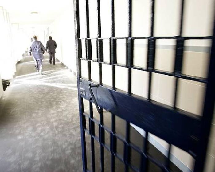 Palermo, al carcere Pagliarelli detenuto si scaglia contro un agente della PolPen: venti punti alla mano