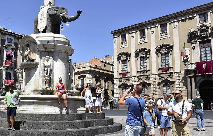 Slitta al primo febbraio l'aumento della tassa di soggiorno a Catania