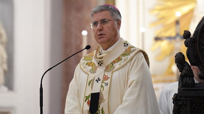 Festino, Lorefice scuote Palermo sulle "nuove pesti": &laquo;Lavoro, pizzo e povert&agrave;. No a una fede ridotta a folklore&raquo;