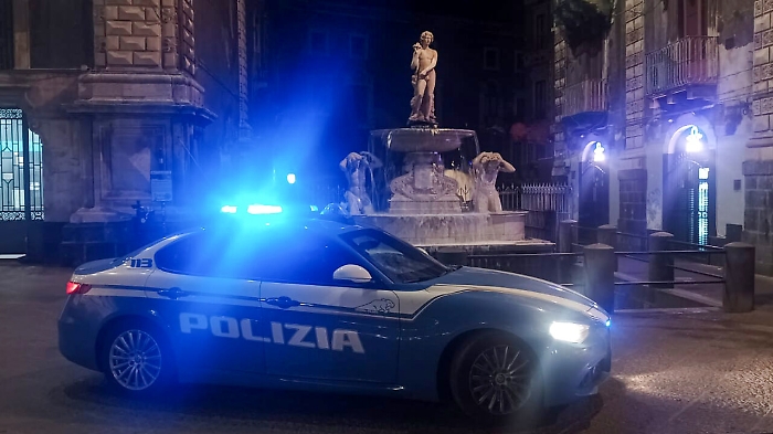 Sorpreso dalla Polizia mentre tenta di prelevare soldi al bancomat con una carta rubata: arrestato