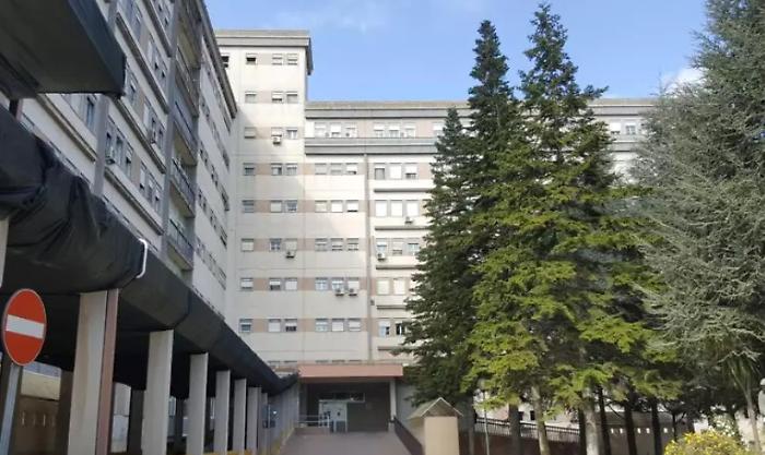 Si lancia dall'auto dopo lite con il fidanzato, la giovane si è sveglia dal coma: «Ricordo tutto quello che è successo»