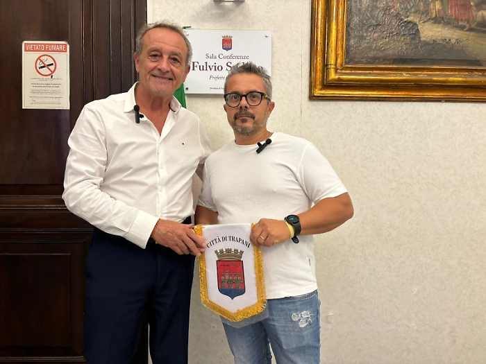 Trapani, gesto eroico in via Tenente Alberti: Giuseppe Basile salva un uomo in coma glicemico, il sindaco Tranchida lo premia