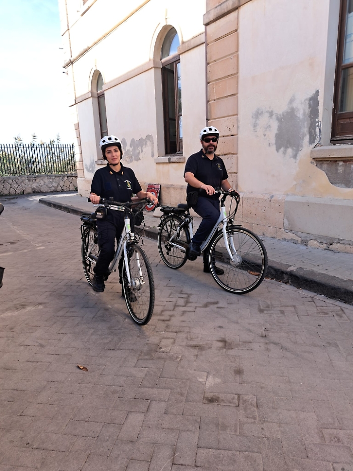 Siracusa pedala per la sicurezza: vigili in bici tra i vicoli di Ortigia