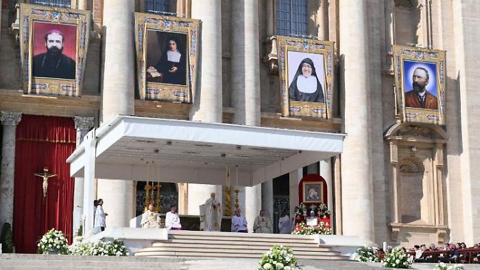 Piazza San Pietro: papa Leone celebra «una grande festa della santità» con 70 mila fedeli