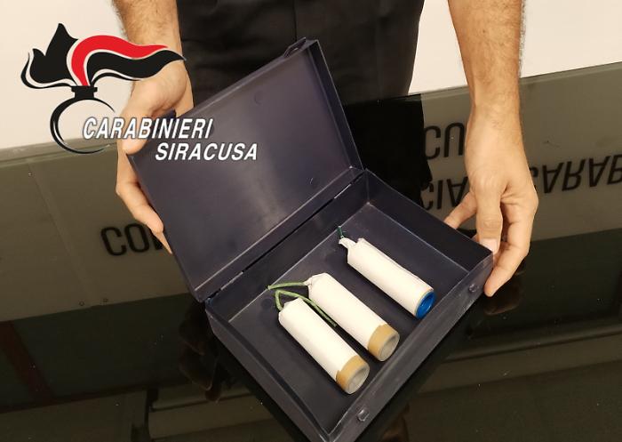 Nello zaino tre candelotti esplosivi, ventenne nei guai: ma è giallo sull'uso che ne voleva fare