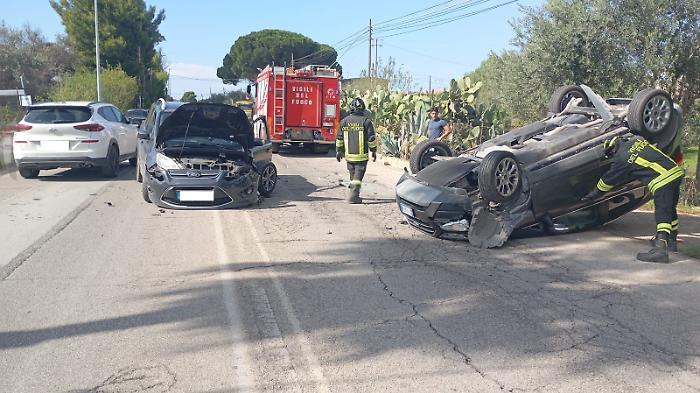 Scontro tra due auto, una si ribalta: ci sono due feriti