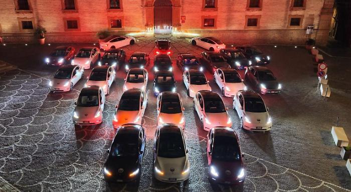 Decine di Tesla si sono radunate nel centro storico di Piazza Armerina